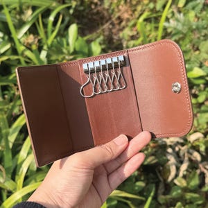 Personalized Handmade Key Holder | 4-Colors Calf Leather | Elegant Key Wallet with Premium Amiet Keyplates | Perfect Gift for Relocation