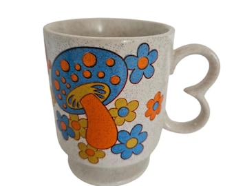 Mug tacheté floral vintage groovy des années 70 aux champignons, poignée coeur bohème rétro