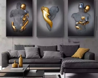 Peut inclure: Trois impressions d'art abstrait représentant un couple enlacé. Le couple est représenté dans un schéma de couleurs argenté et doré métallique. Les impressions sont encadrées et prêtes à être accrochées.