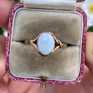 Vintage 9ct Yellow Gold Opal Solitaire Ring, Size R or 9, Vintage Engagement ring, Vintage Opal Ring, Opal Ring, Opal Solitaire Ring,