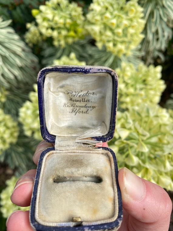 Vintage velvet ring box deals