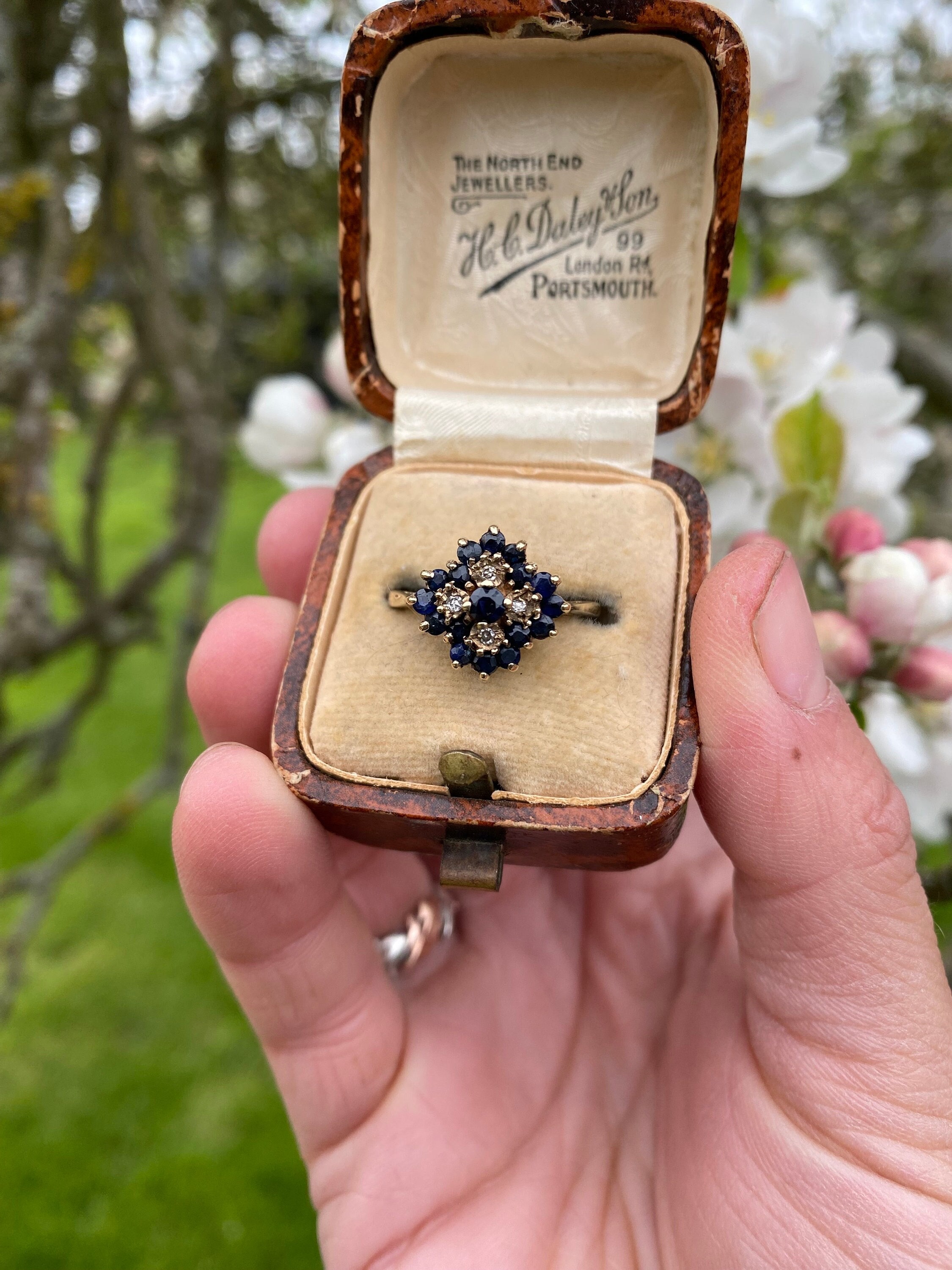 9ct sapphire Diamond ring 9ct sapphire Diamond ring
