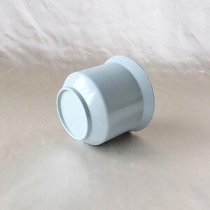 Peut inclure: Un pot de fleurs en c&eacute;ramique bleu clair. Le pot est rond et a une finition lisse et brillante.