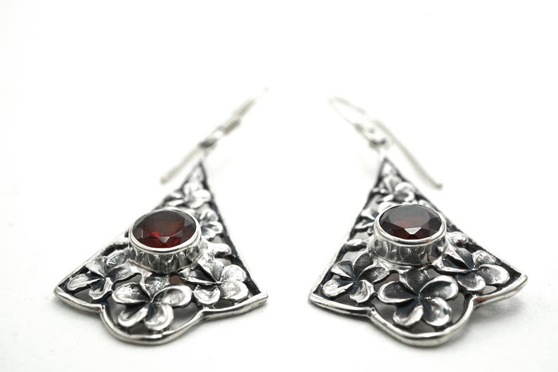Garnet Silver Earrings with Flower Pattern Bali