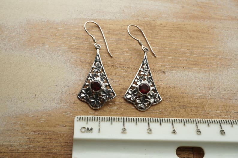 Garnet Silver Earrings with Flower Pattern Bali