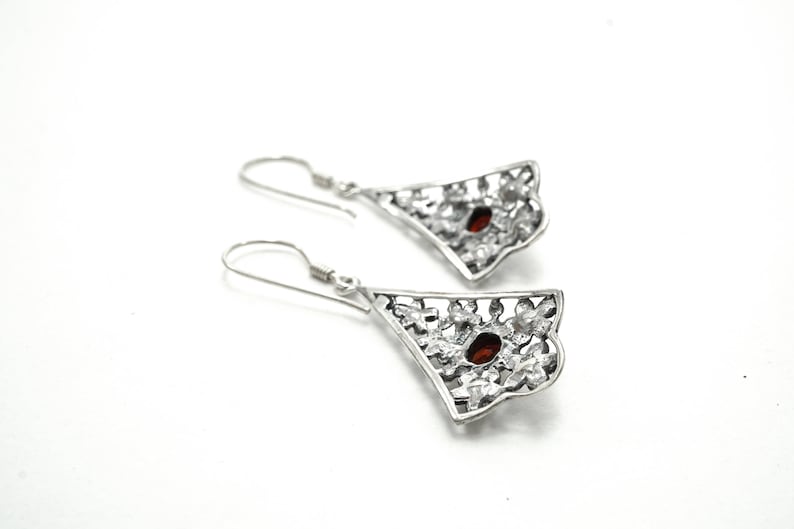 Garnet Silver Earrings with Flower Pattern Bali