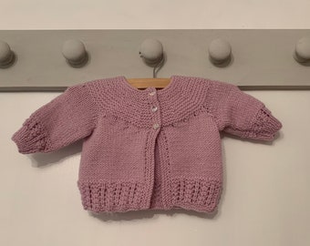 Chaqueta de matinee bebé, cárdigan bebé de punto a mano, abrigo matinal tradicional, presente para el nuevo bebé