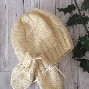 Baby hat, Cream, hand knit, baby beanie hat, baby mittens, pull on hat, bobble hat, new born, 0-3 months