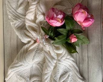 Coperta per carrozzina lavorata a maglia: bianca con boccioli di rosa rosa