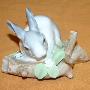Lladro Porcelain Collectible Figurine Bunny Eating #4773 SG-54