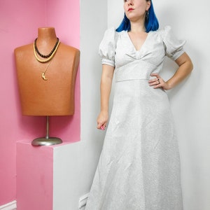 Vintage jaren 60/70 handgemaakte witte en zilveren pofmouw prinsessenjurk / maxi-jurk / formele kleding