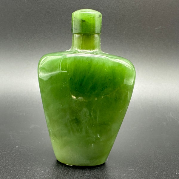 Dark Green Jade Snuff Bottle with spoon top