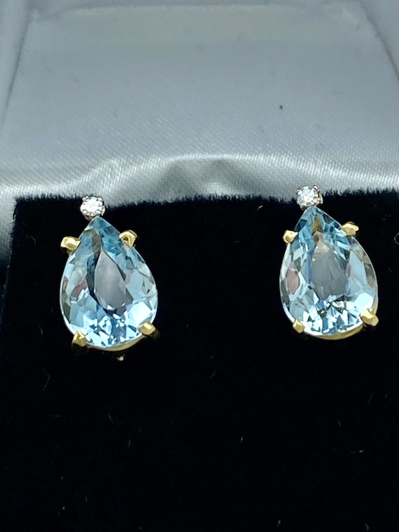 Stunning 18k Gold Aquamarine and Diamond Earrings