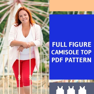 Può includere: Un modello digitale PDF per un top camicetta a figura intera con cinque scollature diverse. Il modello è mostrato su uno sfondo bianco con un bordo grigio. Il testo "FULL FIGURE CAMISOLE TOP PDF PATTERN" è in testo bianco su uno sfondo blu. Il testo "5 Different Necklines" è in testo bianco su uno sfondo grigio.