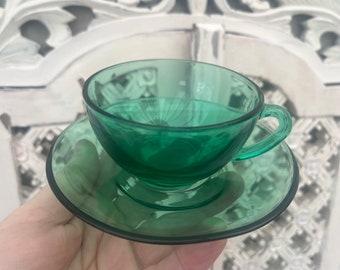 Ensemble de six petites tasses à café/thé et soucoupes Arcoroc France années 60 en verre vert