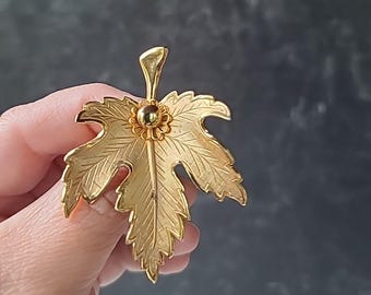 金属製のメープルリーフをエッチングしたシルバートーンのブローチ