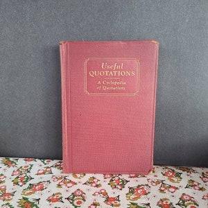 以下が含まれることがあります： 「Useful Quotations: A Cyclopedia of Quotations」というタイトルの赤いハードカバーの本です。