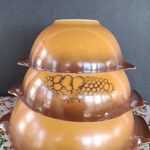 Set of 3 Pyrex Bowls