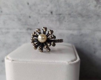 Beau Sterling Pearl Floral Ring