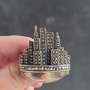 925スターリングシルバー マーカサイト NYC シティ スカイライン ブローチ/ペンダント コンボ サイン入り DBJ