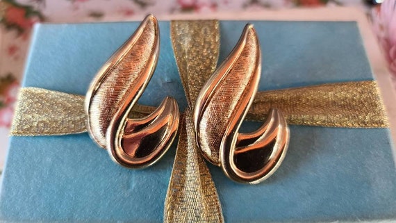 Avon Textured Sweep Goldtone Pierced Earrings - image 5