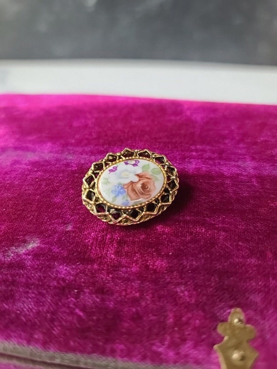 Vintage Filigree Floral Cameo Brooch - image 5