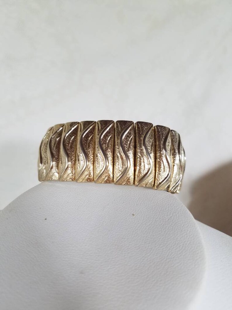 Gold Tone Textured Stretchy Bracelet Vintage Costume Jewelry Gifts for Her
