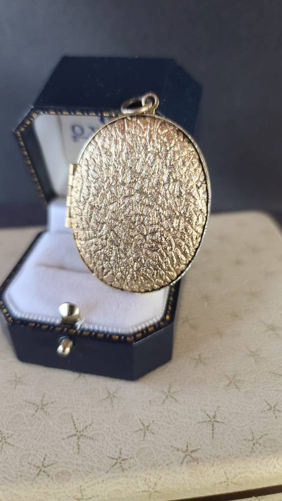 Vintage Textured Gold Oval Locket - image 4