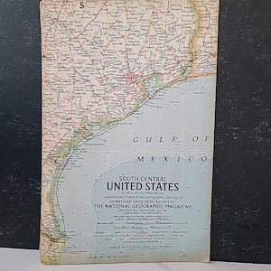 Puede incluir: Un mapa antiguo del centro-sur de los Estados Unidos, publicado en febrero de 1961 por la revista National Geographic. El mapa presenta información geográfica detallada, incluyendo ciudades, carreteras y cuerpos de agua. El Golfo de México es visible.