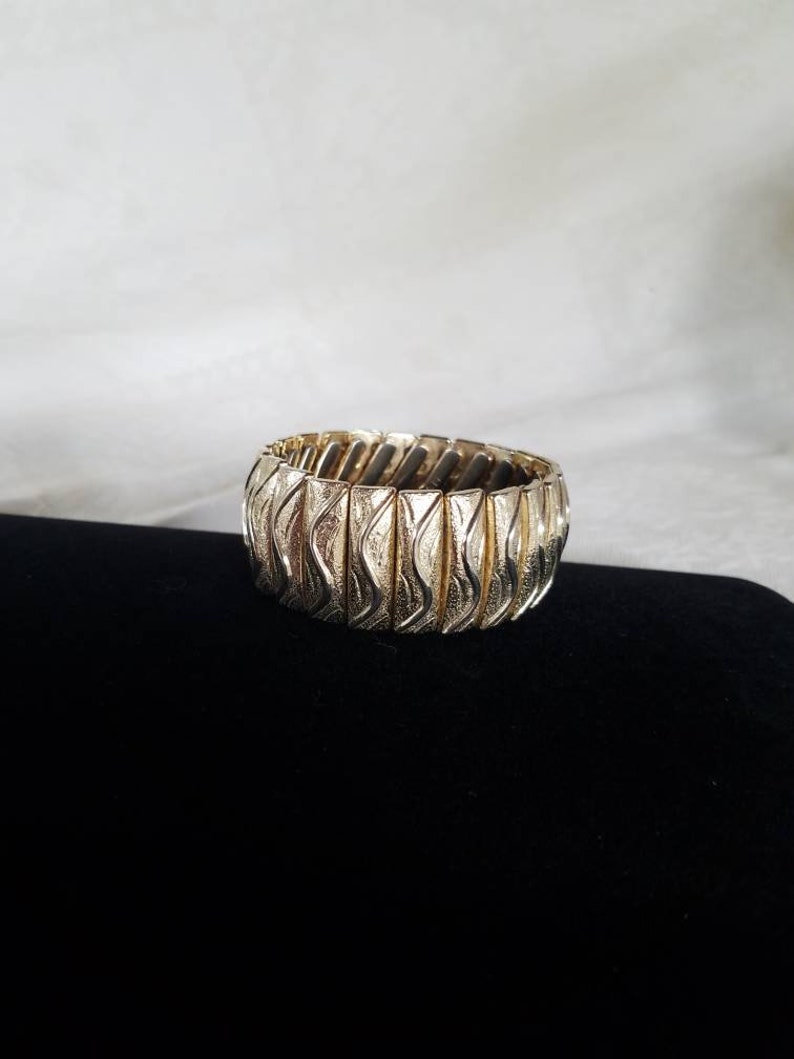 Gold Tone Textured Stretchy Bracelet Vintage Costume Jewelry Gifts for Her