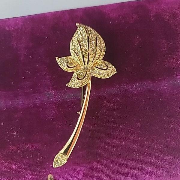 Vintage Napier Rhinestone Flower Gold Tone Metal Brooch