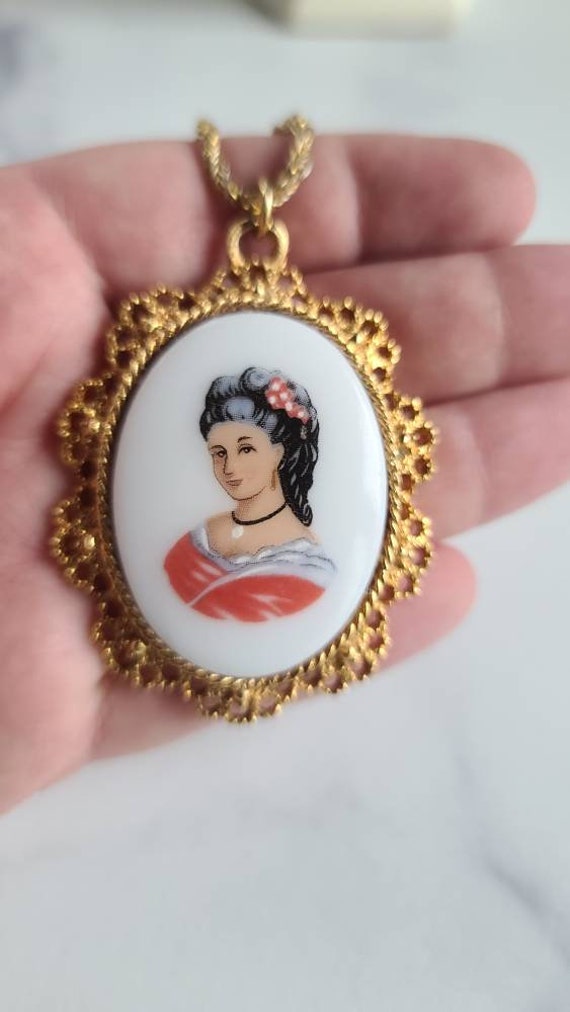 Vintage Cameo Pendant Necklace - image 2