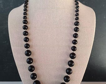 Collar vintage de cuentas de plástico negro y metal plateado