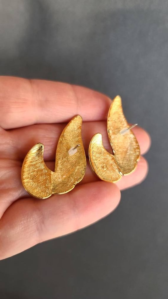 Avon Textured Sweep Goldtone Pierced Earrings - image 7