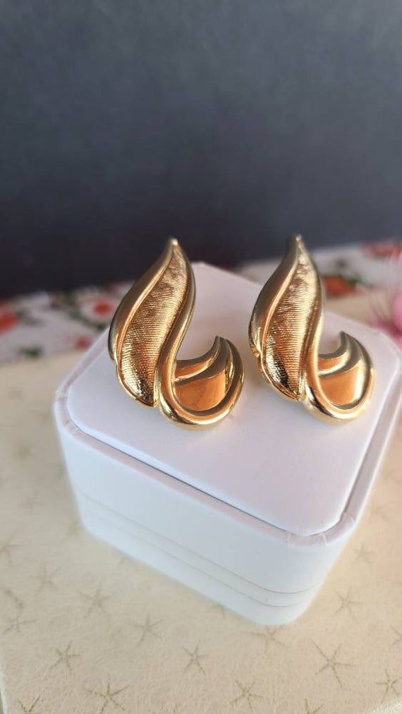 Avon Textured Sweep Goldtone Pierced Earrings - image 6