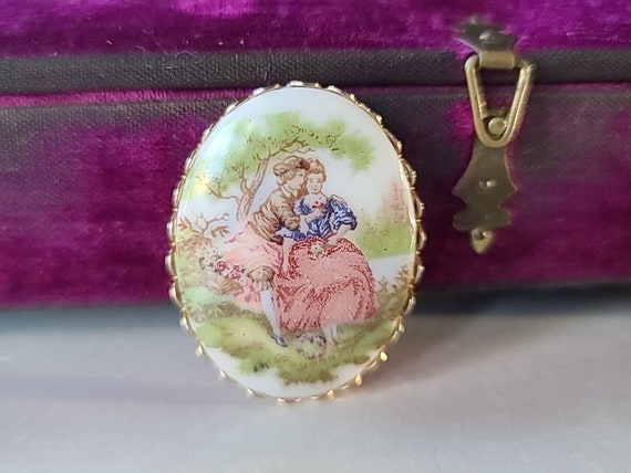 Vintage Courting Couple Brooch/Pendant - image 1