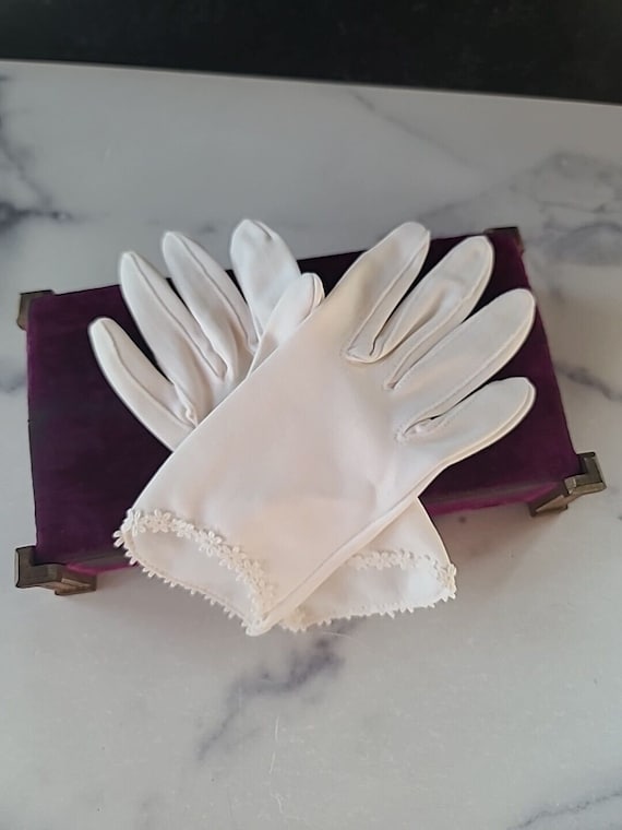 Grandoe White Nylon Gloves