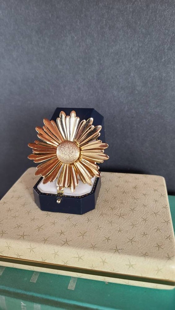 Sarah Coventry Flower Brooch - image 1