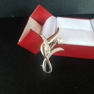 Silver Faux Pearl Flower Brooch