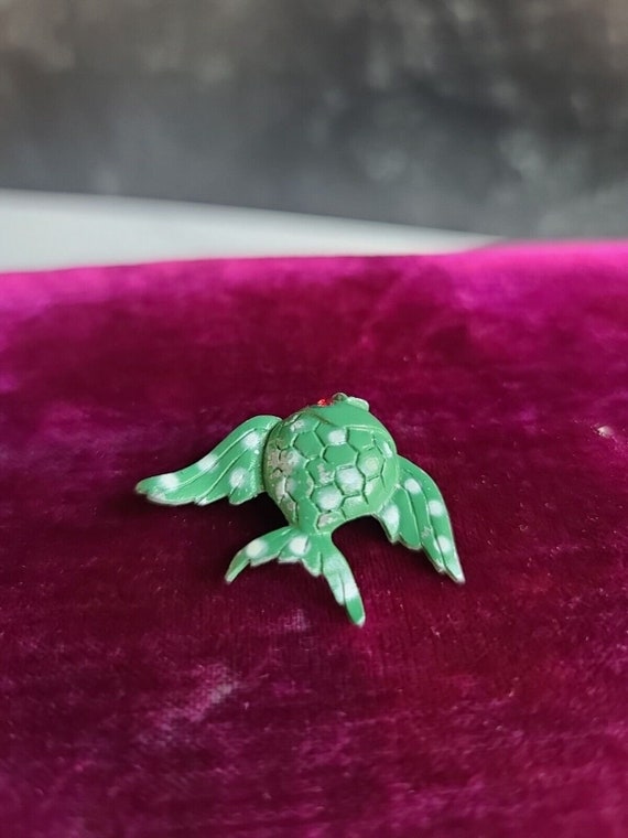 MAMSELLE Green Fish Brooch - image 5