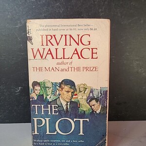 Puede incluir: Un libro de bolsillo vintage titulado "The Plot" de Irving Wallace. La portada presenta un retrato de un hombre con traje, con otras figuras y el título en letras blancas grandes. La portada del libro también incluye texto sobre el autor y la aclamación del libro.
