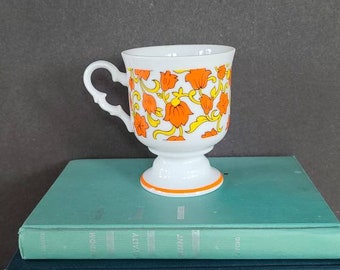 Taza de pedestal floral vintage