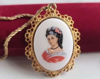 Vintage Cameo Pendant Necklace