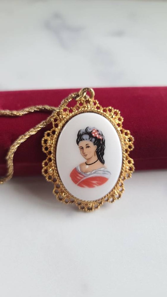 Vintage Cameo Pendant Necklace