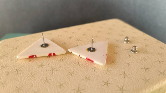 1980s Red and White Triangle Earrings - image 9
