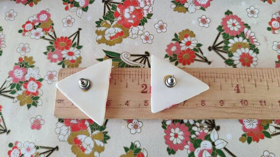 1980s Red and White Triangle Earrings - image 10