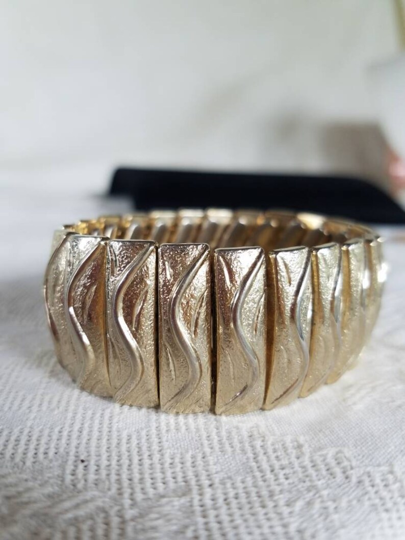 Gold Tone Textured Stretchy Bracelet Vintage Costume Jewelry Gifts for Her