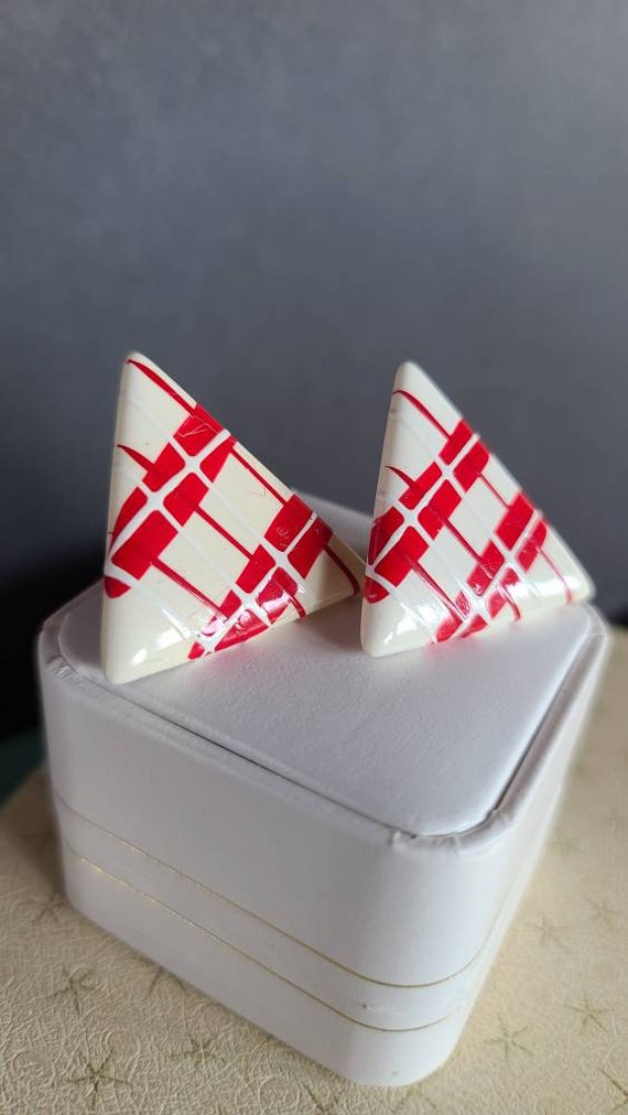 1980s Red and White Triangle Earrings - image 3