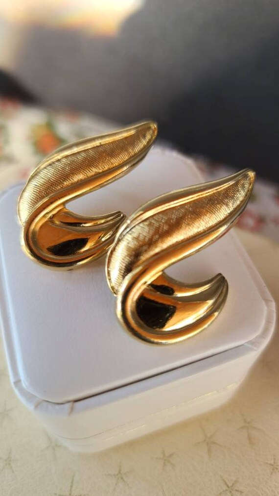Avon Textured Sweep Goldtone Pierced Earrings - image 3