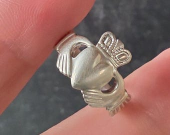 Anillo Claddagh Solvar de plata de ley 925, talla US 5.5, vintage, hecho en Irlanda.